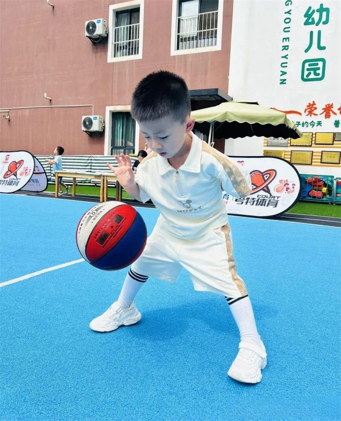 幼兒園籃球特色運動，幼兒園籃球教育，幼兒園籃球場規(guī)劃