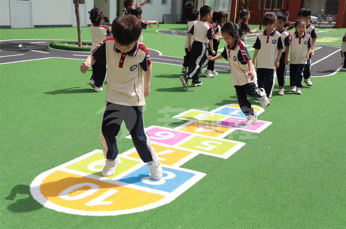 幼兒園戶外場地設(shè)計，幼兒園地彈坪