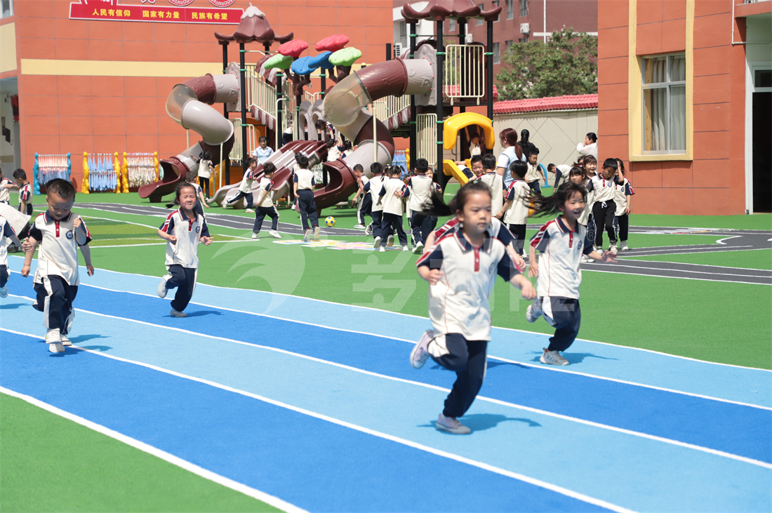 幼兒園戶外場地設(shè)計，幼兒園地彈坪